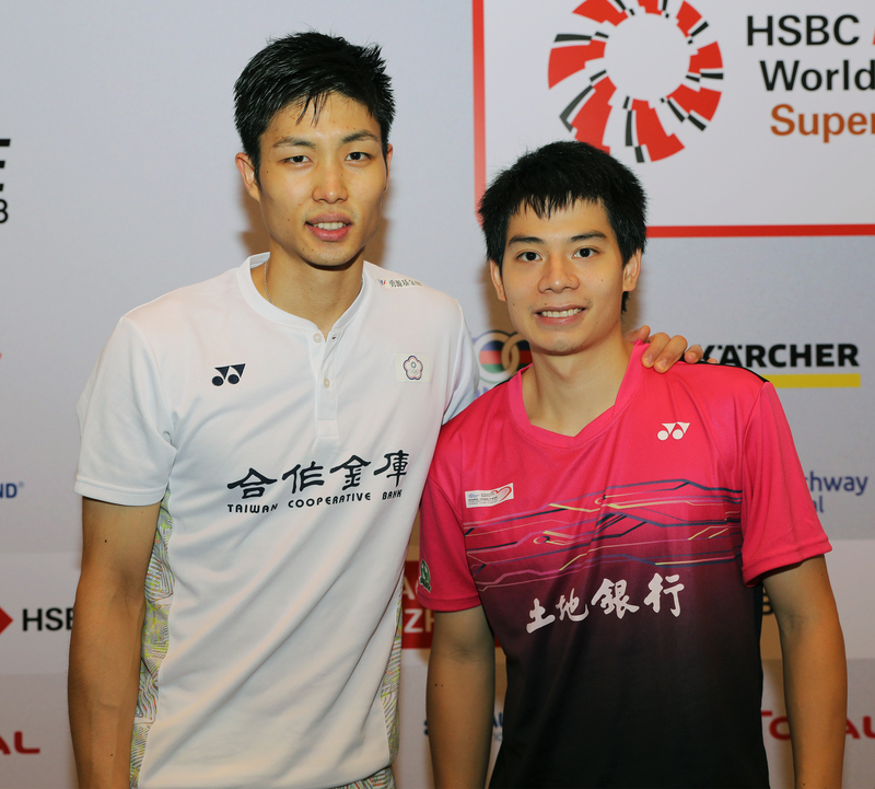新加坡公開賽決賽後，台灣羽球選手周天成（左）與許仁豪合影。<br />(圖：中央社)