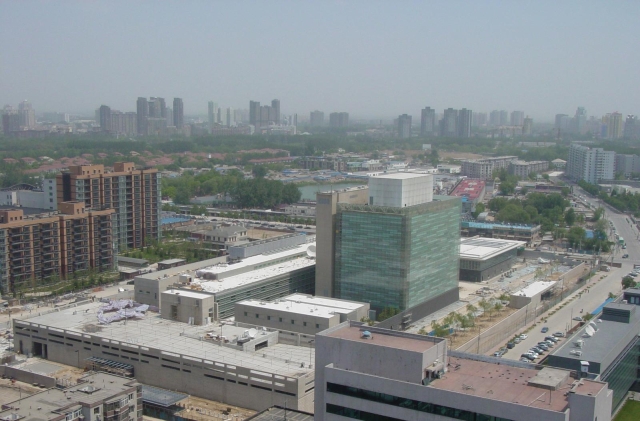 美國駐中國大使館7日提醒到中國旅遊的美國公民，注意中國正爆發的不明原因肺炎疫情。(圖：維基百科)