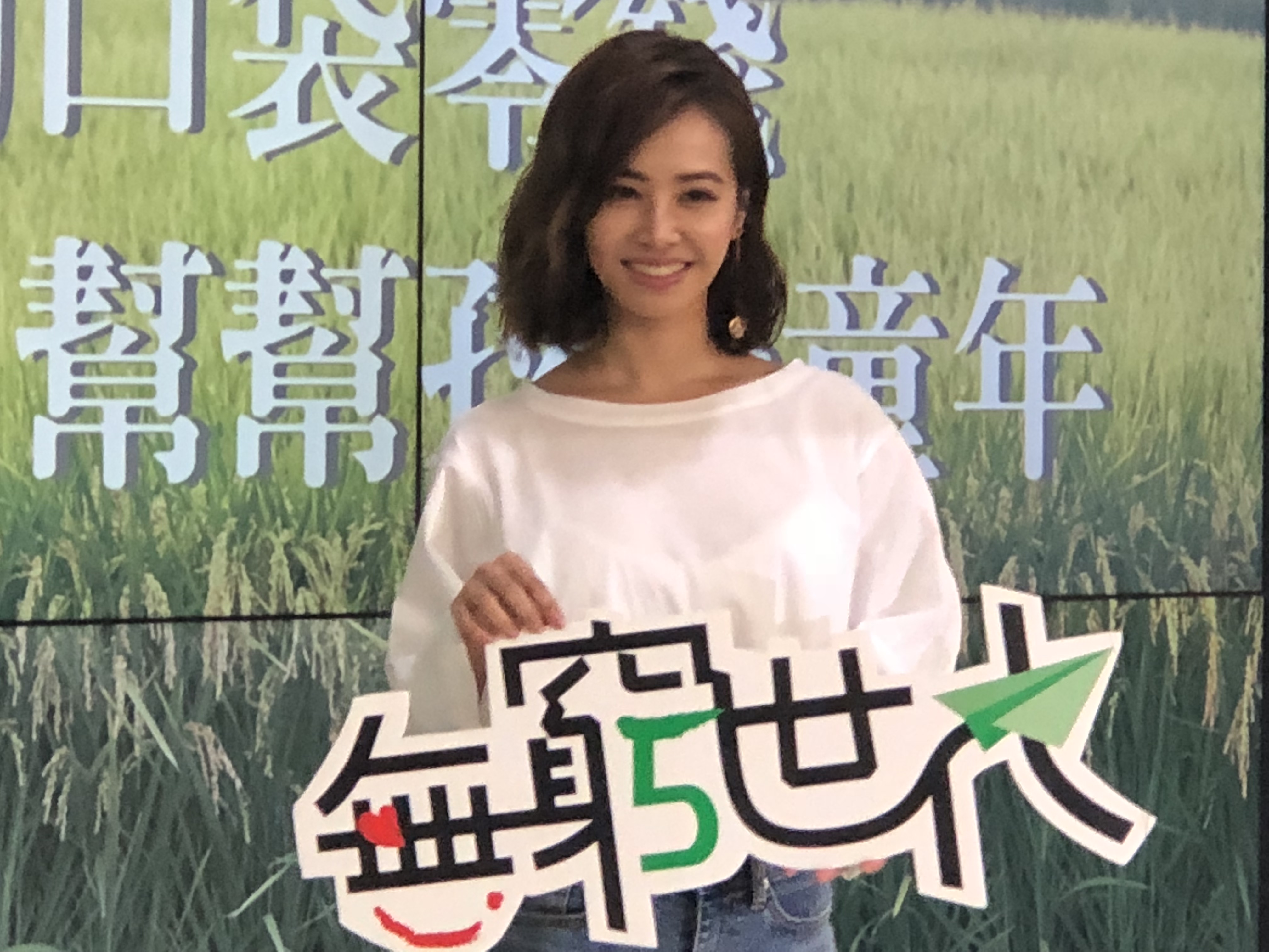 蔡依林首度化身家扶老師，拍攝「無窮世代」微電影。(吳琍君攝)
