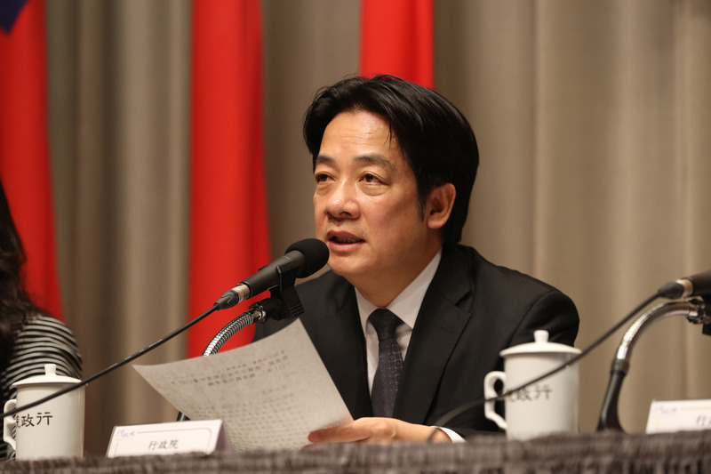 行政院長賴清德26日上午親自召開記者會，宣布家長若把孩子送至與政府簽約的準公共化保母或私托照顧，一般家庭每月補助0到2歲幼兒每人定額新台幣6000元，今年8月起實施。<br />(圖：中央社)