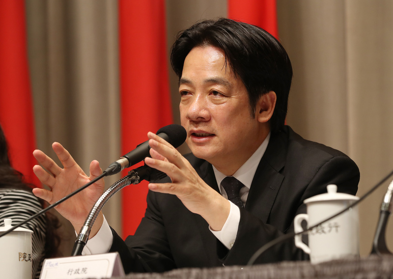 行政院長賴清德26日上午親自召開記者會，說明準公共化教保補助細節，0到2歲幼兒交由與政府簽約的準公共化保母或私托照顧，若是綜所稅率20%以下的一般家庭，衛福部每人每月將補助新台幣6000元。<br />(圖：中央社)