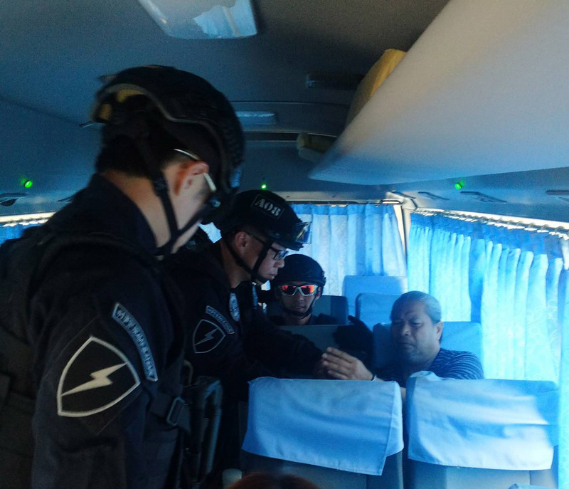 涉及重案偷渡滯台的菲國市議員瑞卡度．帕洛吉諾格（右），27日晚間由菲警從台灣帶回馬尼拉。圖為刑事局特勤人員上午將他重裝押解到桃園機場。（菲國警方提供）<br />(圖：中央社)