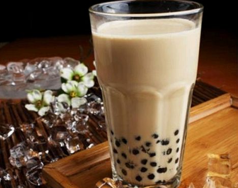 受到航運阻塞影響，美國從亞洲進口原料大受衝擊，使得珍珠奶茶重要成分珍珠也塞在港口。圖:珍珠奶茶。(網路圖片)