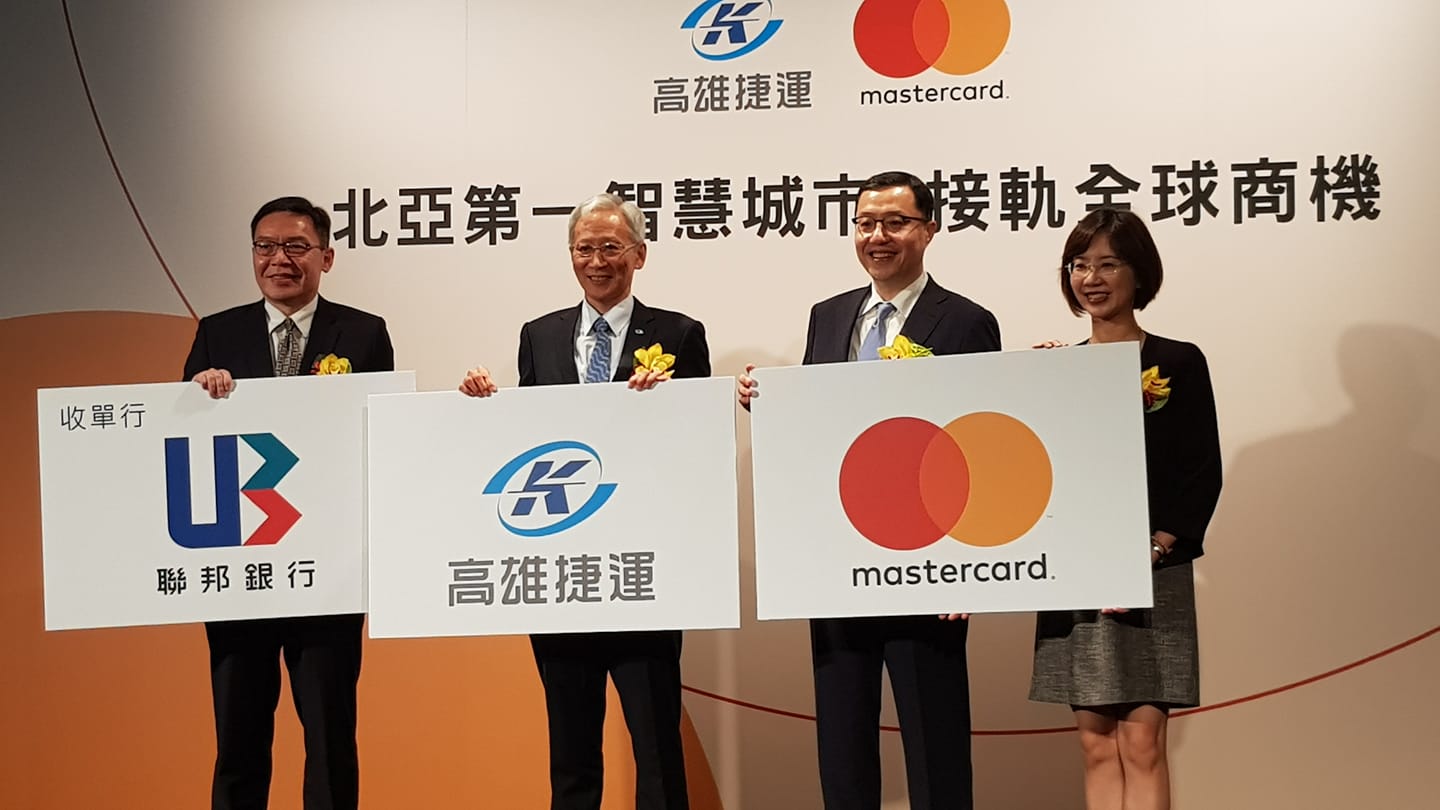 高雄捷運1日與國際信用卡組織萬事達卡簽約，今年年底開始，民眾只要持有萬事達卡，就能輕鬆進入高捷。（江昭倫 攝）