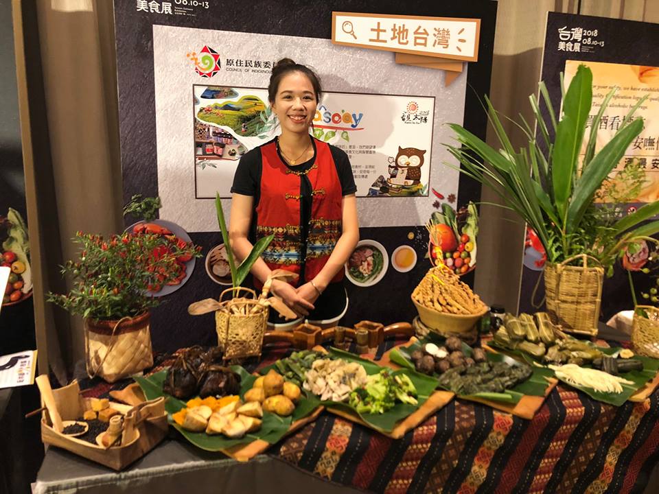 「2018台灣美食展」1日舉行展前記者會，呈現今年「美膳台灣、探索廚藝、美味食光、土地台灣、異國美食」五大展區的亮點，圖為原住民委員會在「土地台灣」展出的原民美食。(吳琍君攝)