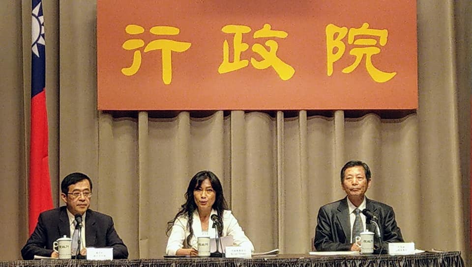 左起依序為教育部次長姚立德、行政院發言人Kolas Yotaka、工程會副主委顏久榮。(劉品希 攝)