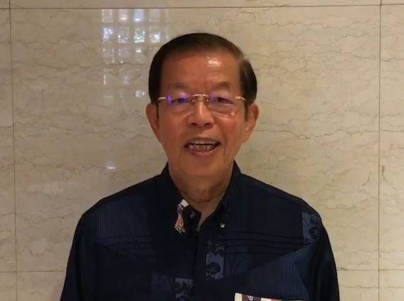 民進黨3日晚間為黨籍台北市長參選人姚文智舉行授旗典禮，包含蔡英文總統、行政院秘書長卓榮泰都到場力挺。而駐日代表謝長廷則是透露錄影畫面「獻聲」力挺，希望台北市勝選帶動台灣改革。(圖擷自錄影畫面)