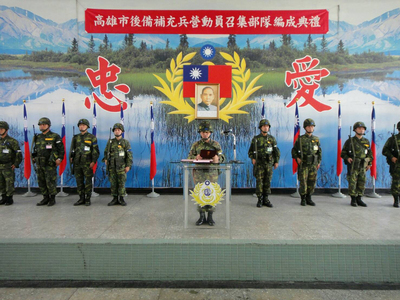 國防部同心28號演習即日起展開，高雄市後備指揮部動員255名後備軍人實施教召，潮屏作戰分區也在屏東加祿堂營區教召631名後備軍人，複習召員專長，厚植防衛戰力。  （軍方提供）<br />(圖：中央社)