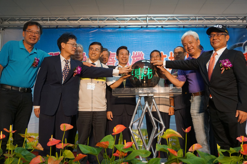 金門縣緊急醫療專機駐地備勤6日在尚義機場空軍基地候機室啟動，金門縣長陳福海（前左4）、飛特立航空董事長楊宿智（右）等人出席。<br />(圖：中央社)