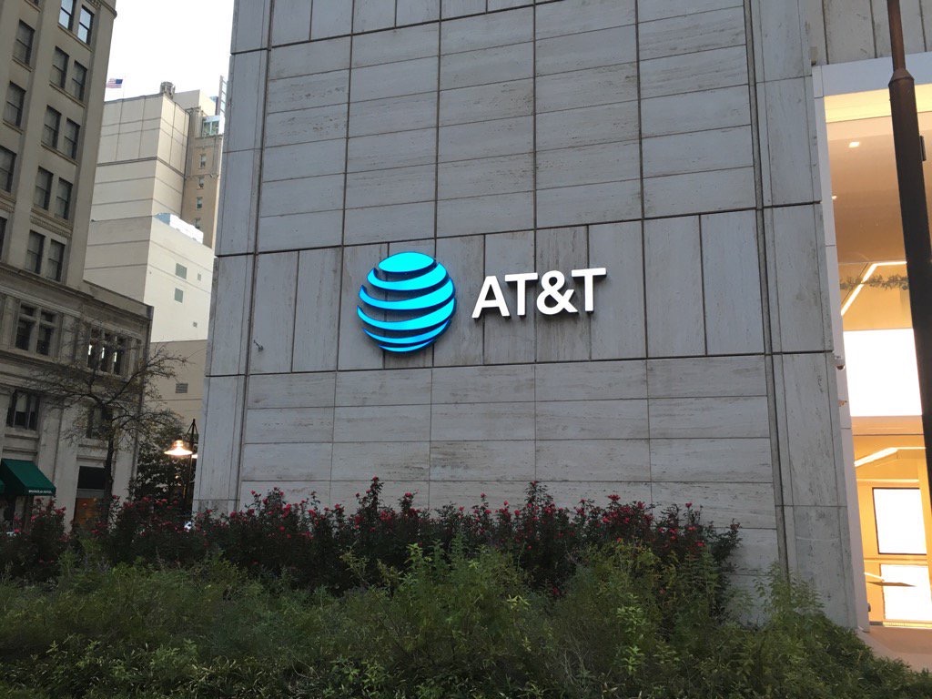 美國上訴法院26日維持AT&T和時代華納(Time Warner)獲准合併判決。(圖：維基百科)