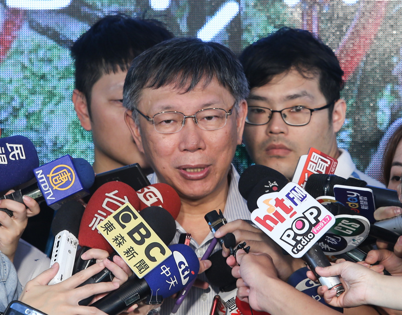 台北市長柯文哲（前）6日出席大灣草圳記者會，會後接受媒體訪問時表示，政策的決定必須民意、專業與價值3者兼顧，所以他不太願意推行討好民眾的政策，要尊重專業。<br />(圖：中央社)