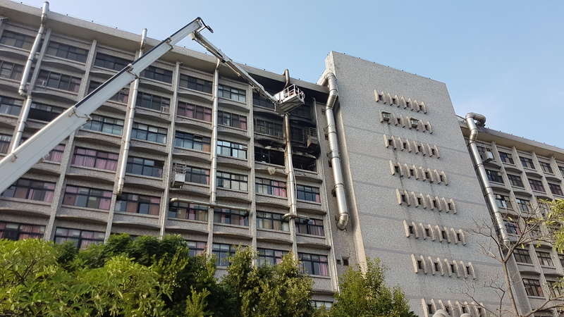 位於新莊區的衛福部立台北醫院7樓安寧病房，13日凌晨發生火警，新北市消防局獲報到場控制火勢。<br />(圖：中央社)