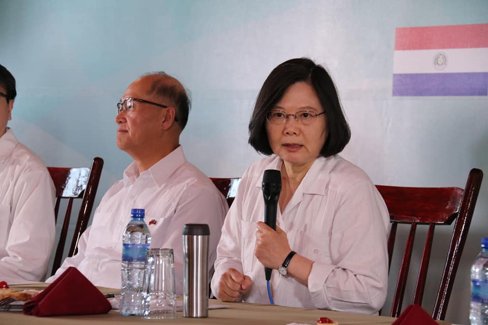 蔡英文總統與隨團記者茶敘。(歐陽夢萍攝)