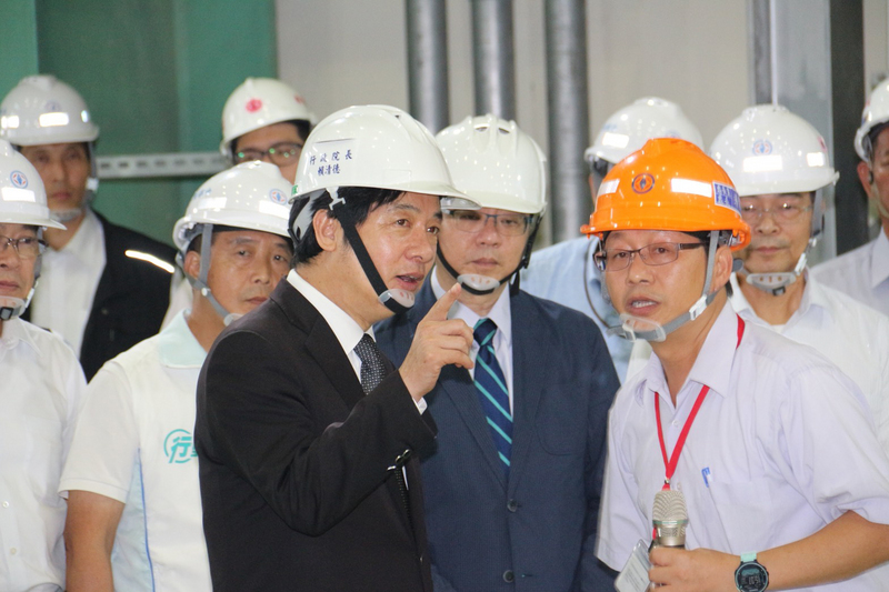 行政院長賴清德（前左）18日視察苗栗通霄電廠時表示，電廠已換新機組，發電效率達60%以上，鼓勵電廠人員一起加油，讓前輩們的努力得以維持，甚至做得更好，也盼電廠更新擴建工程能在安全條件下如期完工。<br />(圖：中央社)