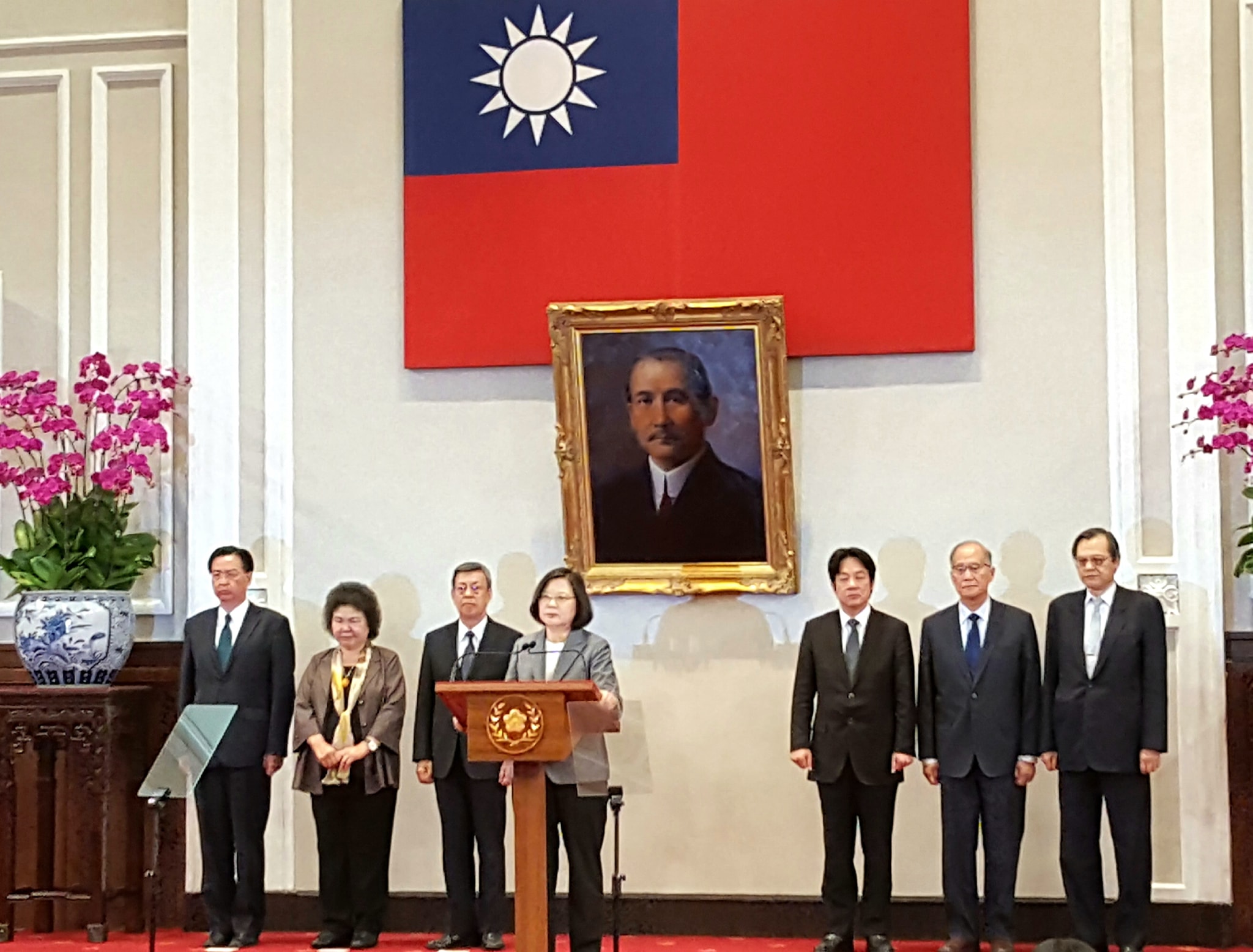 台灣與薩爾瓦多斷交，蔡英文總統(中)21日率同副總統陳建仁、行政院長賴清德等官員召開記者會表達政府嚴正立場。 (央廣記者王照坤 攝)