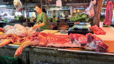 央行總裁彭淮南6日指出，今年物價指數（CPI）可能會<br />高於主計總處預估的1.07%，因為主計總處預估時還沒<br />發生豬肉價格上揚的問題。圖為傳統市場豬肉攤。