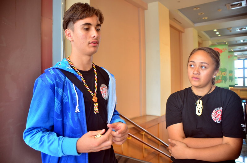 紐西蘭毛利青少年來台尋根團，29日參訪台灣史前文化博物館的台灣16個原住民族展場，15歲小團長（左）說，「自己在身高、編織文化上應該是阿美族」；女團員（右）則說「我是排灣族」。<br />(圖：中央社)