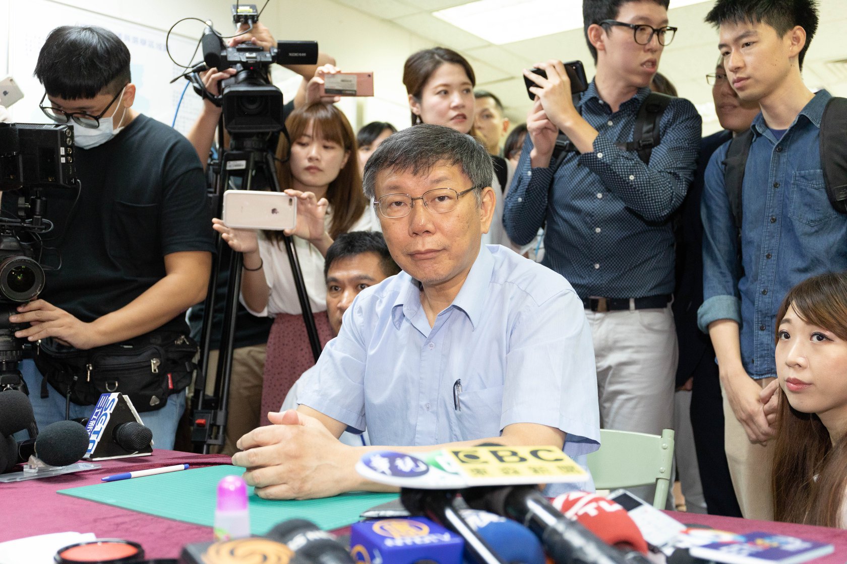 台北市長柯文哲在上班前先到北市選委會完成參選登記。(柯文哲競選團隊提供)