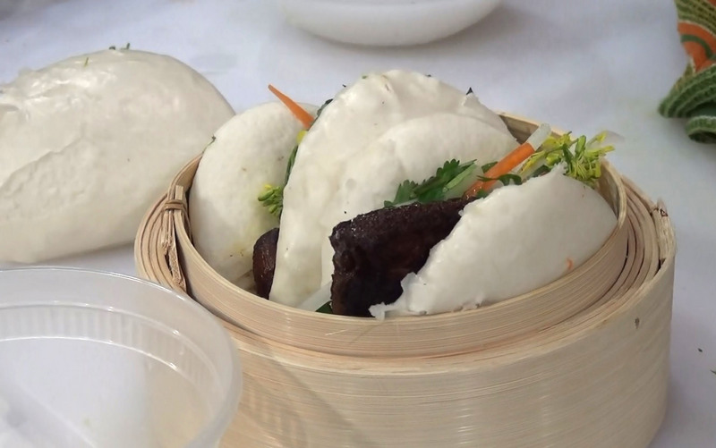 美國型男主廚甘迺迪在洛杉磯旅展介紹台灣美食，他在現場料理的台灣國民美食刈包。<br />(圖：中央社)