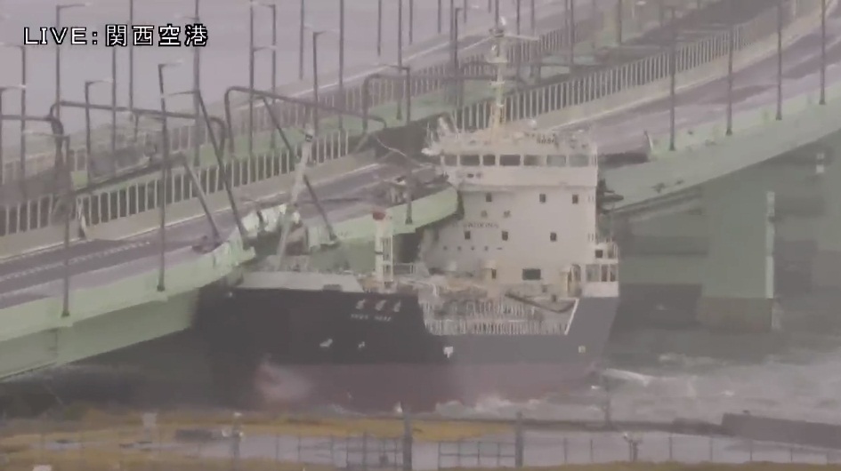 日本正受到25年來最強颱風燕子侵襲，首當其衝的關西國際機場已大範圍淹水，且負責運送燃料的貨櫃船，疑被強風推撞機場聯外橋梁，造成船隻與橋梁雙雙受損。(圖擷自YouTube)