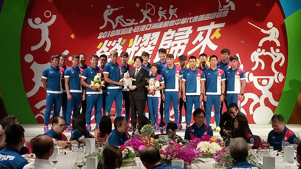 本屆雅加達巨港亞洲運動會代表團返國餐會，4日在新北板橋舉行，現場席開57桌，奪牌選手雲集。行政院長賴清德到場送上大紅包，宣布未來10年將投入新台幣64億經費，獎勵國手及扶植就業。(陳國維 攝)