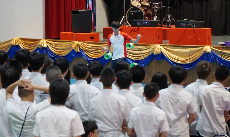 台灣國際青年大使4日到泰國中華國際學校訪問，表演精彩的扯鈴，吸引多國學子的目光。<br />(圖：中央社)