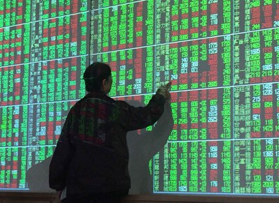 台股8月大盤指數重挫511點，新台幣兌美元匯價也重貶8.24角。(示意圖/中央社)