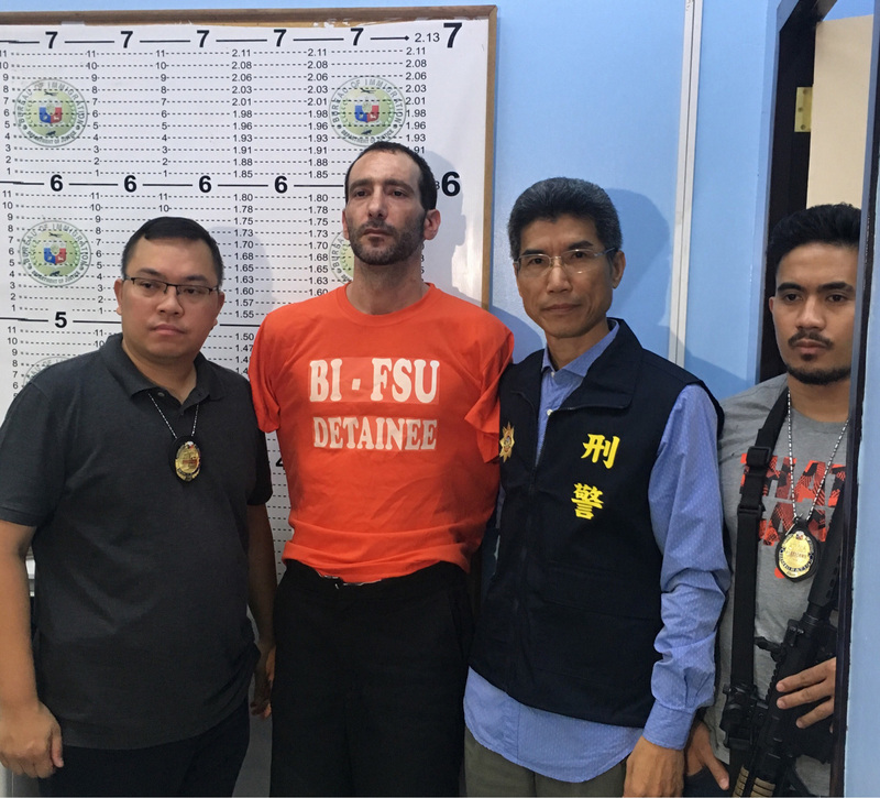 在台菲警方合作下，涉嫌在台殺害加拿大籍男子分屍的美國、以色列籍的孫姓嫌犯，5日深夜在馬尼拉北郊落網，為刑事局駐菲聯絡官到場協助。（菲國警方提供）<br />(圖：中央社)