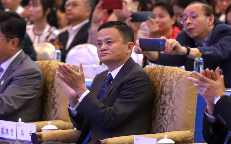 阿里巴巴創始人馬雲日前透露，越接近年底，一天可以有五通借錢電話，要賣樓的大概有10個。財訊傳媒董事長謝金河認為這是個警訊，中國恐正要面臨調整的壓力。(圖：中央社)