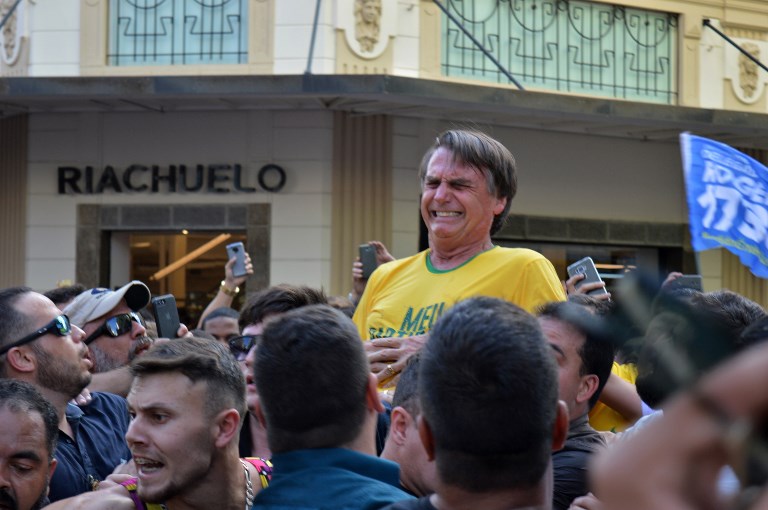 巴西總統波索納洛(Jair Bolsonaro,黃衣)2018年9月競選期間遭刺傷。 (檔案照片/AFP)