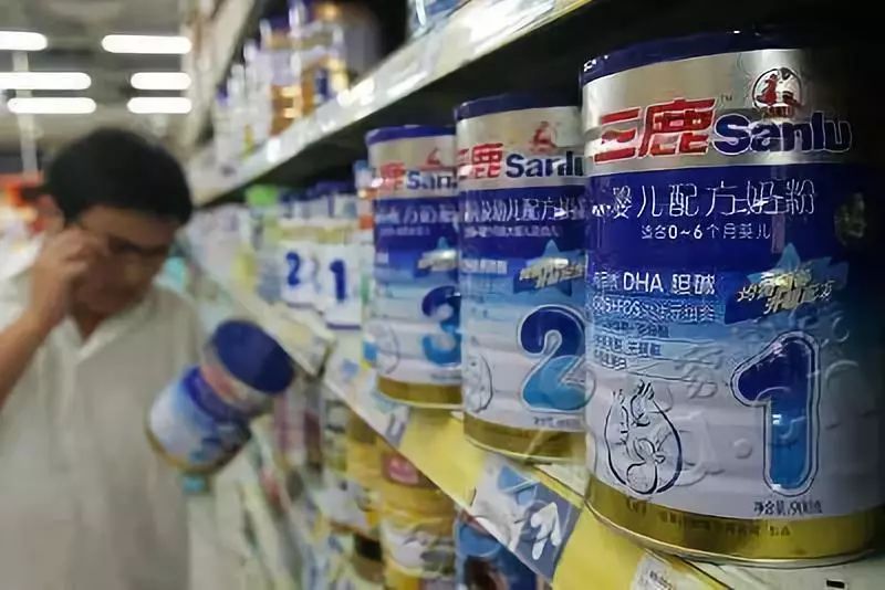 2008年的中國三鹿奶粉事件，令超過30多萬個家庭的孩子受苦。 (網路圖片)