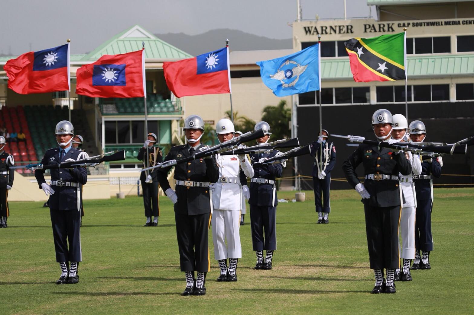 國防部三軍儀隊官兵19日在友邦國家聖克里斯多福及尼維斯的獨立建國35週年紀念活動上，大展三軍儀隊的操槍美技，友邦國營電視台還全程直播，不僅讓友邦見證國軍平時勤訓精練成果，也透過儀隊交流深化雙邊外交關係。(取國防部發言人臉書)