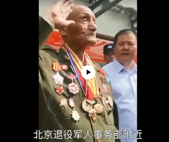 國退役軍人事務部門前20日上午聚集數百名退伍老兵，要求解決待遇問題，陣中甚至出現91歲的抗戰老兵。(圖：取自VOA)