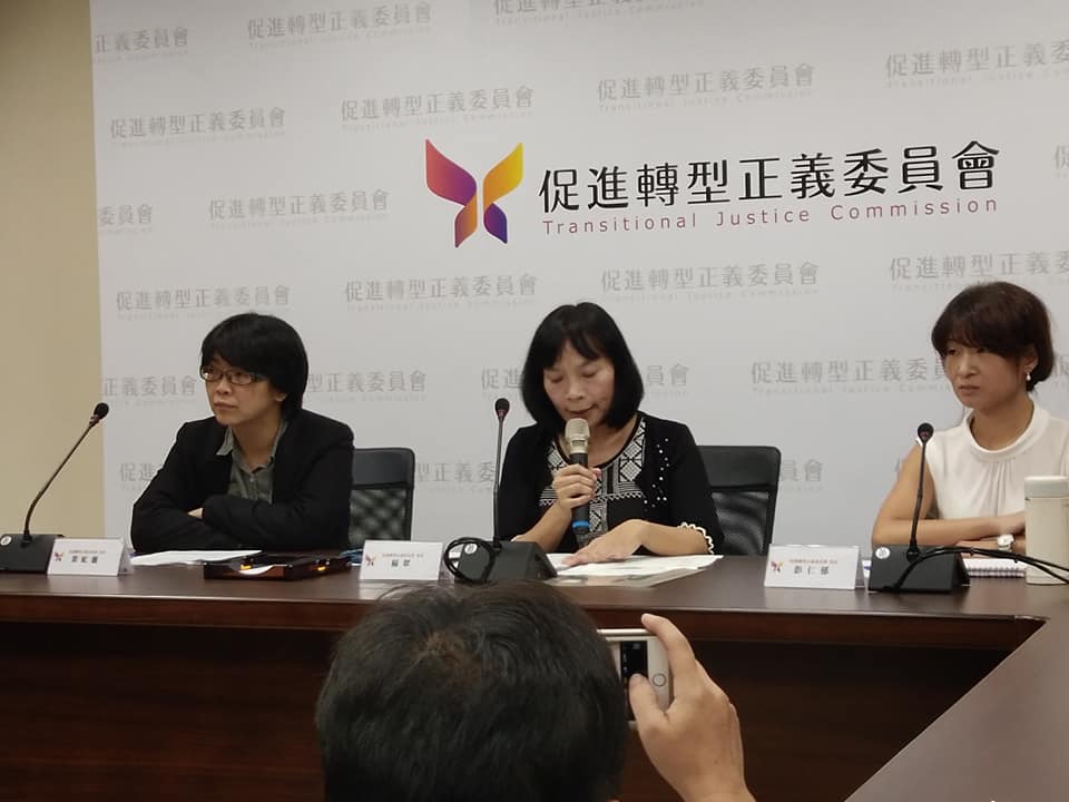 促轉會發言人楊翠(中)、委員葉虹靈(左)、委員彭仁郁(右)21日一同舉行記者會，說明張天欽案調查專報結果。(王韋婷攝)
