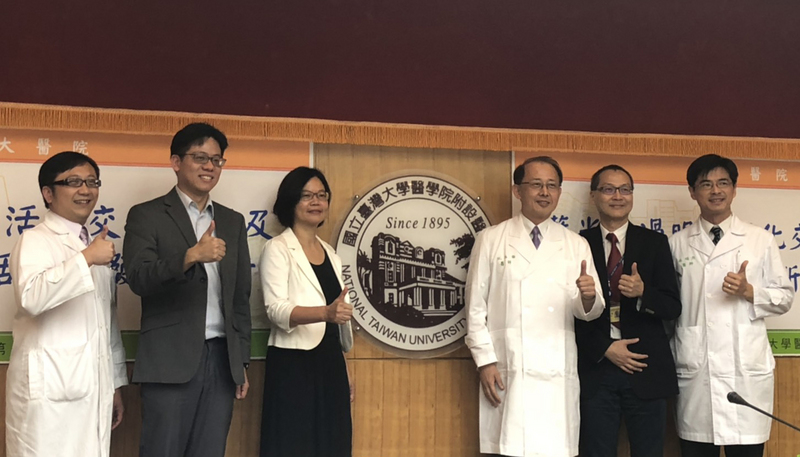近年研究發現藍光恐影響人體睡眠，睡前滑手機會讓精神更好；台大醫院皮膚部、眼科部及台灣大學生命科學系研究團隊27日在記者會中公布，團隊發現眼睛裡有一種藍光受體，接收藍光後會向腦部發出訊號，活化全身交感神經。<br />(圖：中央社)