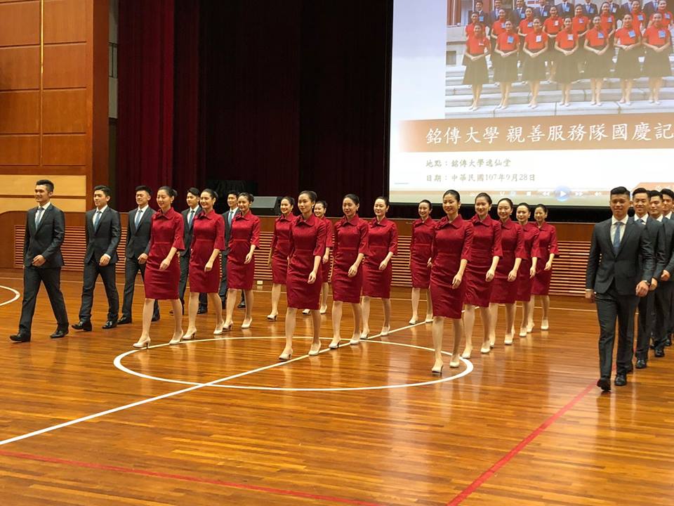 已經連續第34年擔任禮賓服務的銘傳大學國慶親善服務隊，28日首度身著嶄新的服裝對外亮相，展現他們既優雅又充滿活力的儀容及身姿。(吳琍君攝)