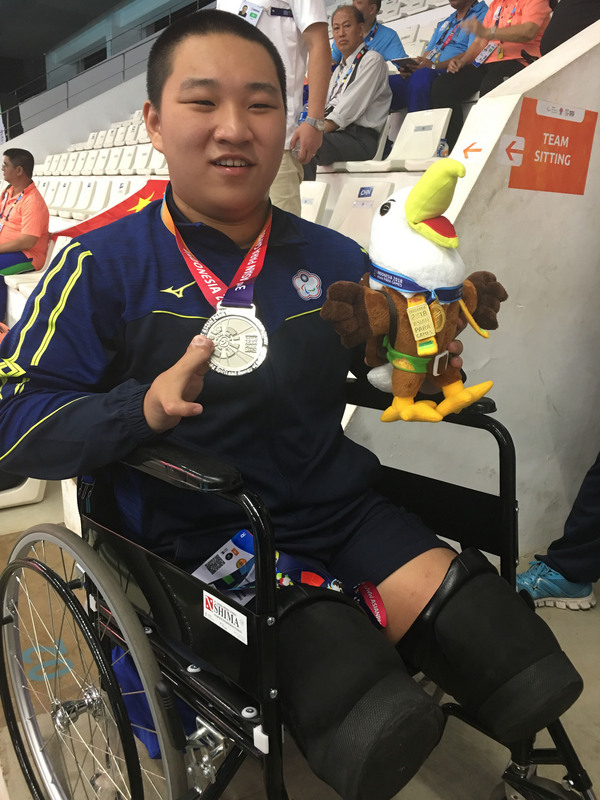 台灣無腳泳將陳亮達7日在2018印尼亞洲帕拉運動會游泳男子S7級200公尺混合式決賽，以2分55秒90成績打破全國摘銀，為中華代表團搶下本屆亞帕運第一面獎牌。<br />(圖：中央社)