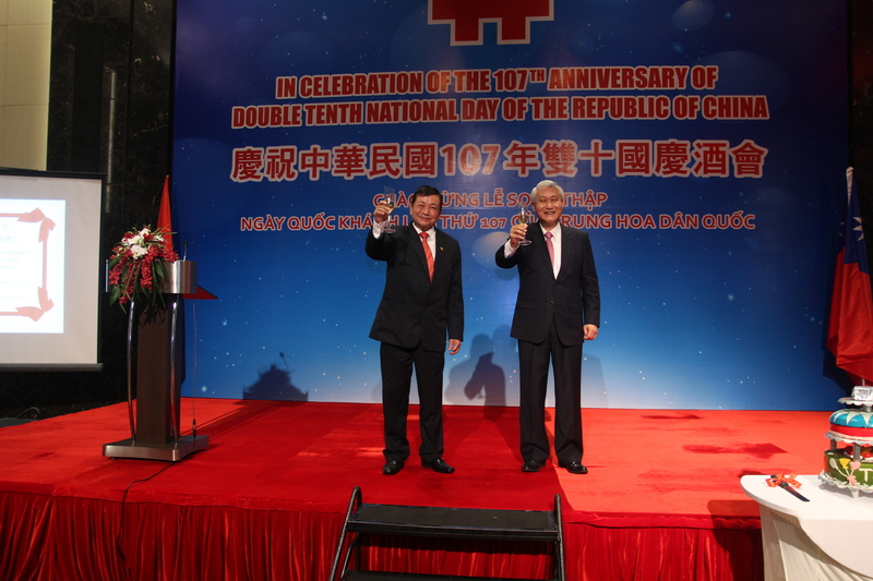 中華民國駐越南台北經濟文化辦事處9日晚間在河內舉辦107年雙十國慶酒會，逾500名僑胞、台商與國內外友人齊聚與會。圖為駐越南代表石瑞琦（右）與台越工商聯席會議主席黃文勇（左）舉杯慶祝國慶。<br />(圖：中央社)