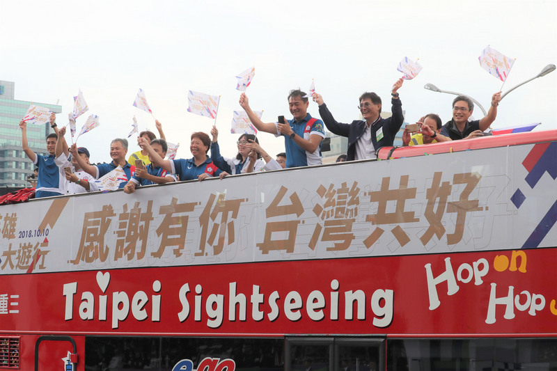 107年國慶大會10日在總統府前廣場舉行，在中華奧會花車及亞運金牌選手遊行車輛帶領下，「花車遊行嘉年華」活動熱鬧登場。<br />(圖：中央社)