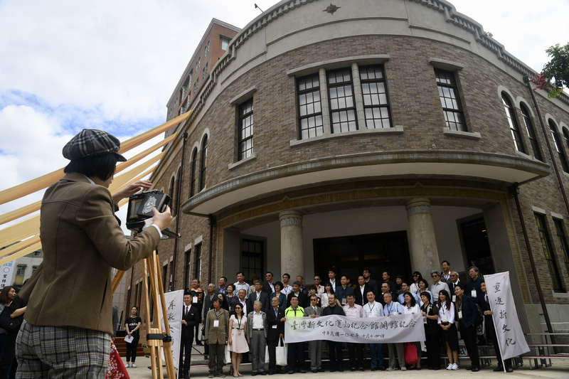 台北市長柯文哲14日出席「台灣新文化運動紀念館」開館典禮，和貴賓們一起在紀念館前合影。<br />(圖：中央社)