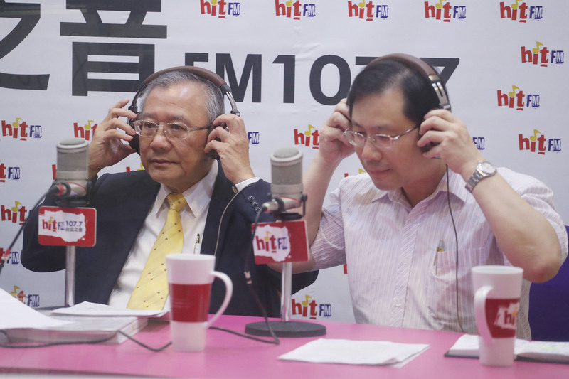 經濟部能源局長林全能（右）與中油董事長戴謙（左）16日上午在台北接受廣播節目「蔻蔻早餐」專訪，說明國內油價、中油第三天然氣接收站等議題。<br />(圖：中央社)