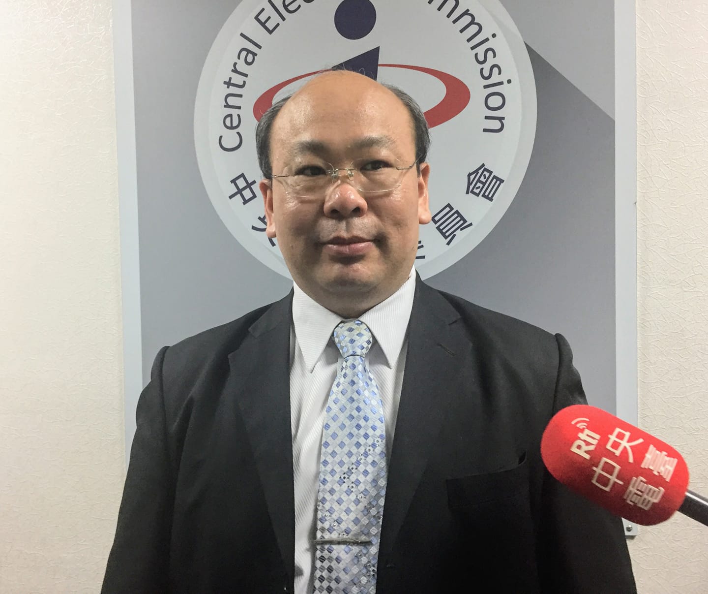 中選會發言人陳朝建今天(12日)表示，自14日凌晨零時起至24日投票時間截止前，不得以任何方式發布候選人或選舉民調。(劉品希 攝)