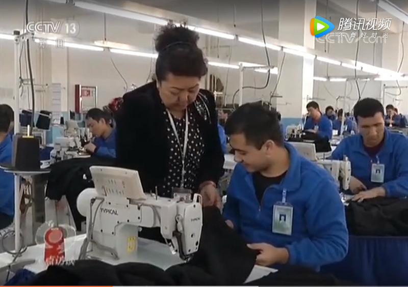 新疆拘禁營所提供給企業的廉價勞動力，讓美國在內海外市場甚至是知名跨國企業都成不透明供應鏈的下游企業。（截自央視檔案照片/中央社）