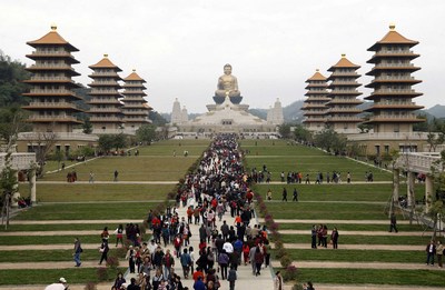 高雄市佛光山佛陀紀念館，春節期間湧入大批人潮前往朝聖。<br />(圖：中央社)