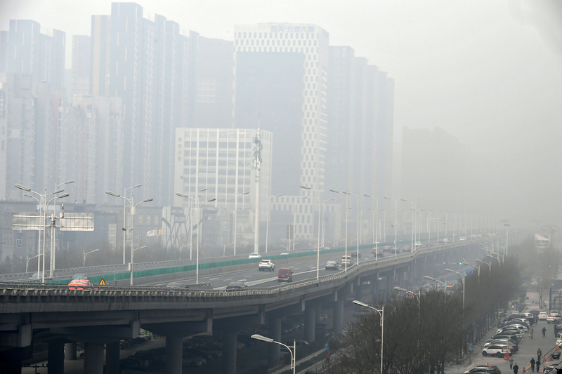 為了減少霧霾，河北省嚴格限制冬季燃煤，並由政府補貼高昂電費使用煤改氣，但因政府補貼即將取消，使得河北人冬天恐怕很難熬過。圖為石家莊市霧霾籠罩。（中新社資料照片）<br />