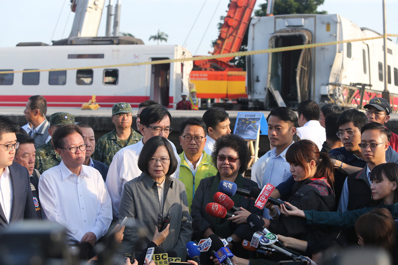 台鐵普悠瑪列車21日下午在宜蘭發生出軌事故，8節車廂有5節車廂翻覆。總統蔡英文（前左3）22日前往失事現場聽取相關單位簡報，對於事故現場22日一早已搶通，但是單線雙向通車，她要求台鐵能在3天內完成搶修，恢復雙向通車；政府也會動員所有資源，支援東部交通疏運。