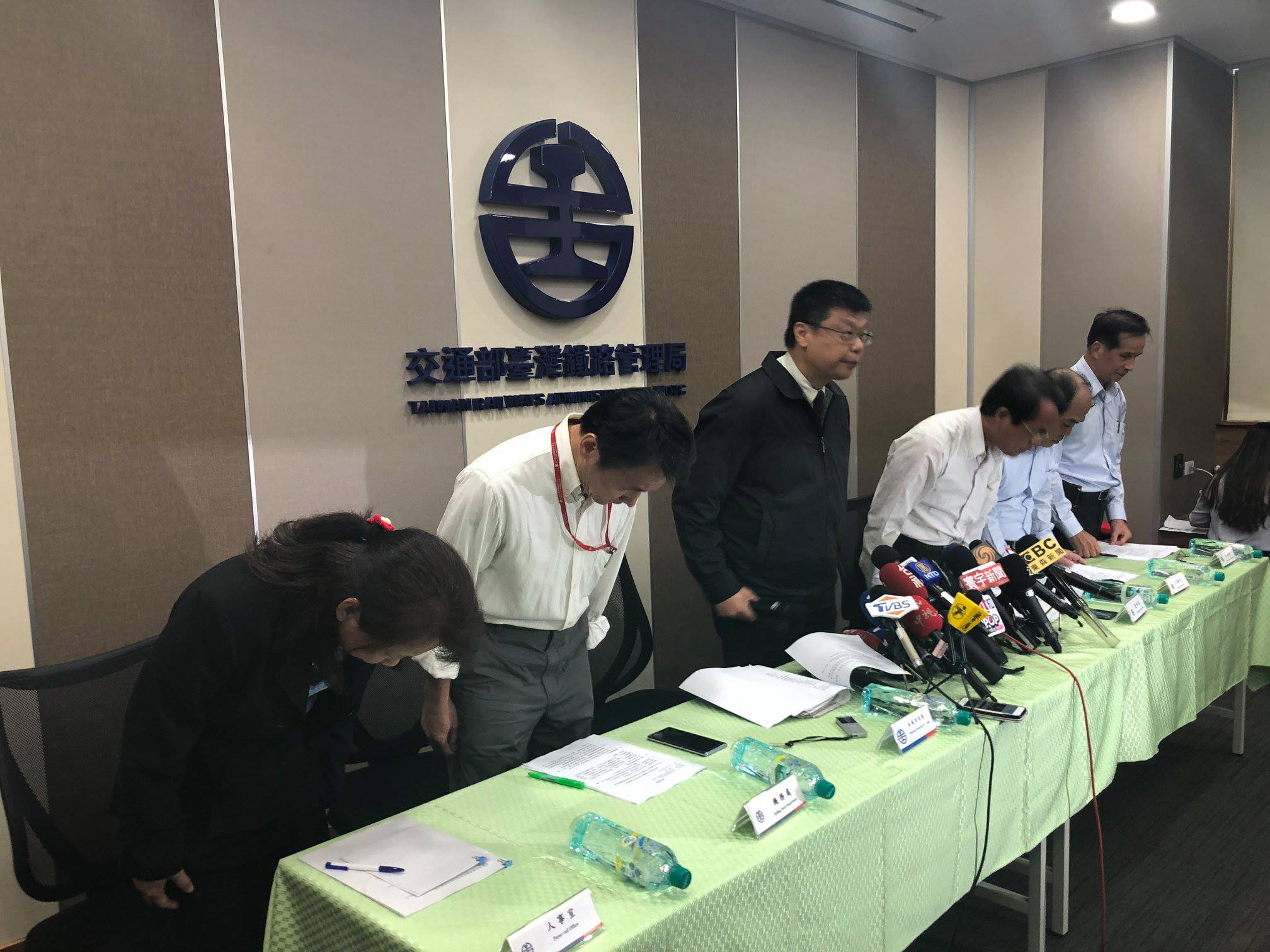 台鐵這間百年老店現出搖搖欲墜的衰敗原形。(吳琍君 攝)