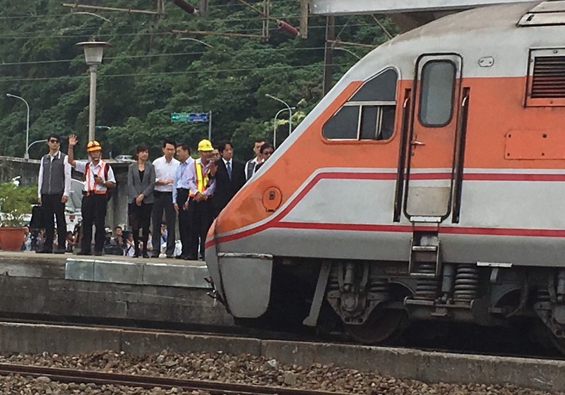 普悠瑪翻覆事故，行政院強調責任追究勢在必行。圖為行政院長賴清德24日（右3）搭首班普悠瑪視察搶修進度。(圖：中央社)