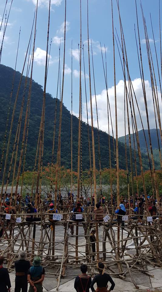每5年舉辦一次的五年祭，是排灣族重要傳統祭典，今年台東土坂部落五年祭從10月21日開始，最重要的主祭刺福球儀式在25日熱鬧登場，祈求祖靈能把福氣和所有的好運都帶給族人。(江昭倫 攝)