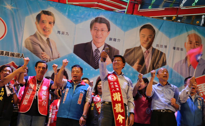 韓國瑜（右2）29日晚間到台南市為謝龍介站台，批評台南市跟高雄一樣又老又窮，此話引起民進黨執政的台南市政府強勢回應，諷刺只會漂的人，看不到美麗。(圖:中央社)